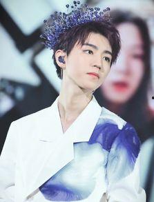 王俊凯侧面照片,青春偶像的静谧魅力