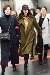 明星军绿色外套街拍,明星街头演绎时尚军装外套